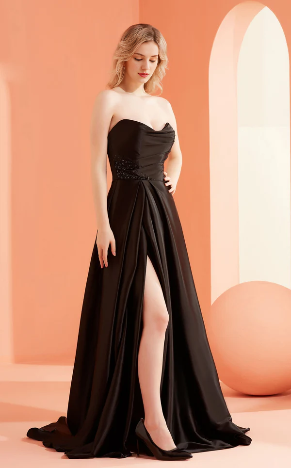 Abito da ballo lungo fino al pavimento, con scollatura a cuore a trapezio, spacchi laterali senza spalline